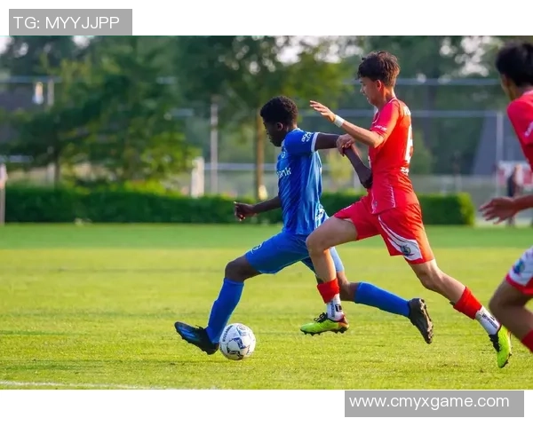 踢足球的姿势解析与技巧分享助你提升球场表现